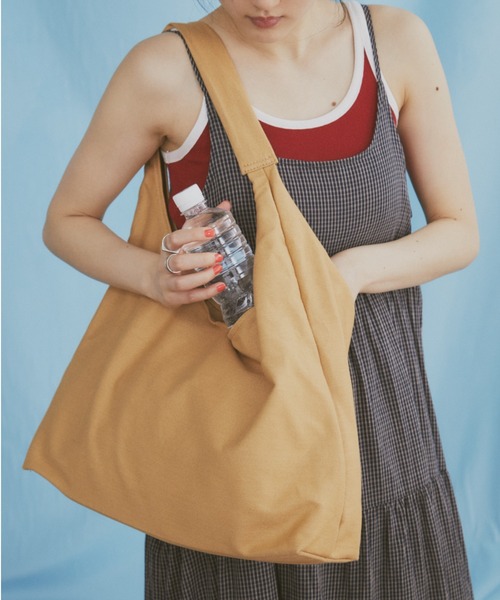 MERLOT（メルロー）の「【A4サイズ、14inch以下のノートPC収納可能】【ミニポーチ付き】カラーキャンバストートバッグ（トートバッグ・レディース・ブルー/ベージュ/レッド・FREE）」の16枚目の写真