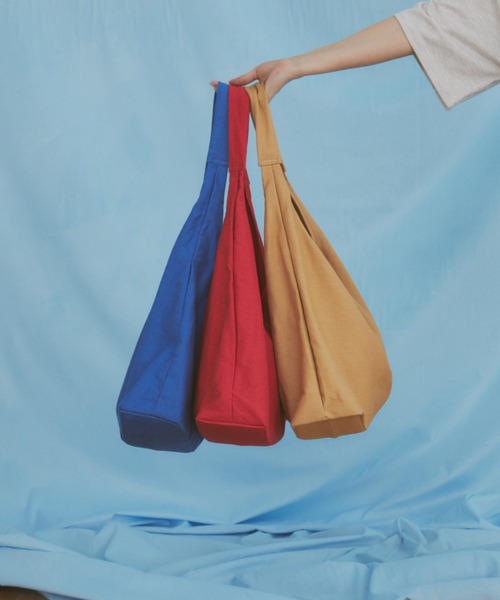 MERLOT（メルロー）の「【A4サイズ、14inch以下のノートPC収納可能】【ミニポーチ付き】カラーキャンバストートバッグ（トートバッグ・レディース・ブルー/ベージュ/レッド・FREE）」の11枚目の写真