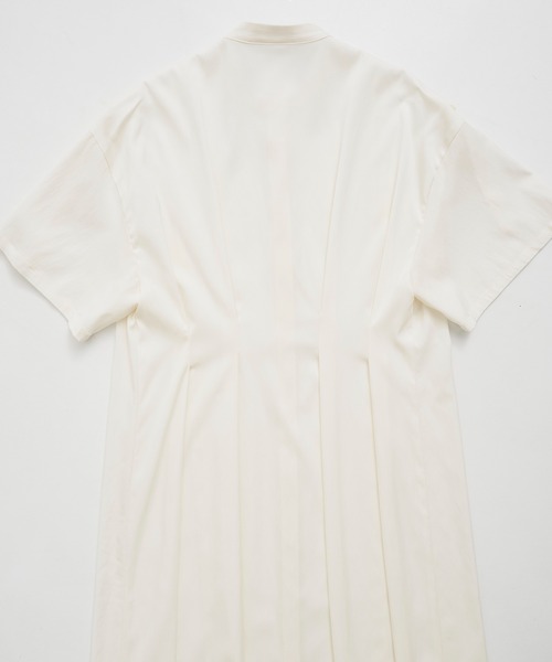 CITY TOKYO（シティトウキョウ）の「Back Tuck Arrangement Dress / バックタックアレンジメントワンピース（ワンピース・レディース・ブラック/ホワイト・1/2）」の6枚目の写真