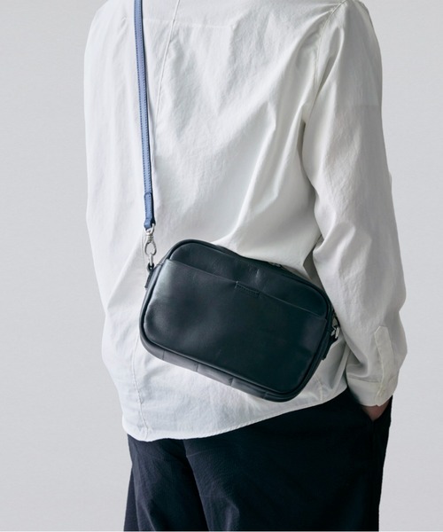 aniary(アニアリ)の「ショルダーバッグ(カラーズフォーレザー)(ショルダーバッグ・メンズ・ブラック×レッド/ブラック×ブルー/ブラック×ブラック/ブラック×グレー/ブラック×イエロー・FREE)」の4枚目の写真