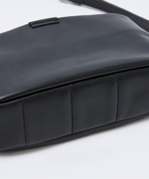 aniary(アニアリ)の「ショルダーバッグ(カラーズフォーレザー)(ショルダーバッグ・メンズ・ブラック×レッド/ブラック×ブルー/ブラック×ブラック/ブラック×グレー/ブラック×イエロー・FREE)」の9枚目の写真