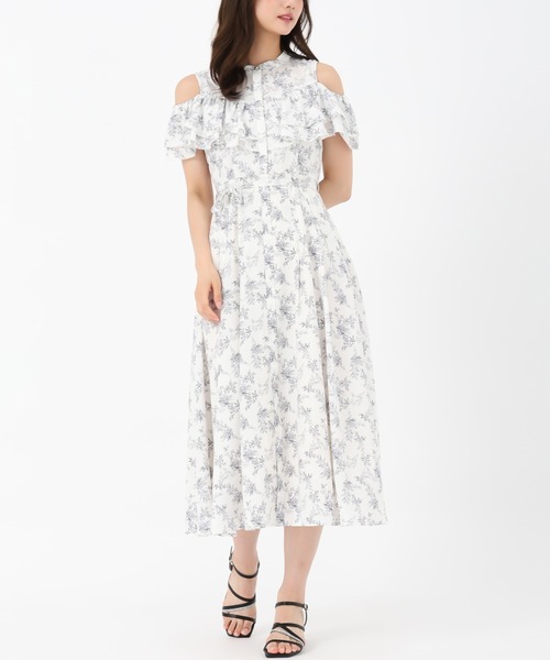MISCH MASCH(ミッシュマッシュ)の「オープンショルダーラッフル2wayワンピース(ワンピース・レディース・ホワイト/ブラック/ブルー・S/M)」の1枚目の写真