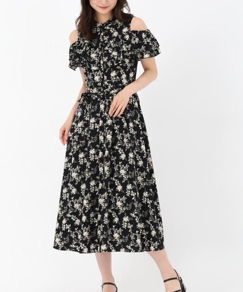 MISCH MASCH(ミッシュマッシュ)の「オープンショルダーラッフル2wayワンピース(ワンピース・レディース・ホワイト/ブラック/ブルー・S/M)」の2枚目の写真