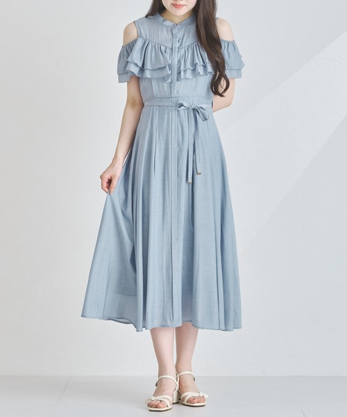 MISCH MASCH(ミッシュマッシュ)の「オープンショルダーラッフル2wayワンピース(ワンピース・レディース・ホワイト/ブラック/ブルー・S/M)」の4枚目の写真