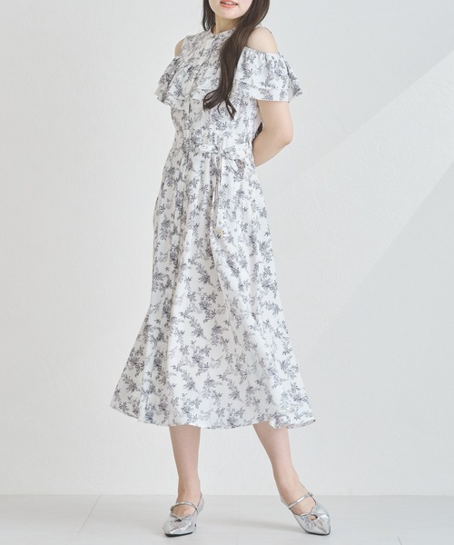 MISCH MASCH(ミッシュマッシュ)の「オープンショルダーラッフル2wayワンピース(ワンピース・レディース・ホワイト/ブラック/ブルー・S/M)」の6枚目の写真
