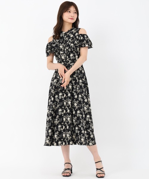 MISCH MASCH(ミッシュマッシュ)の「オープンショルダーラッフル2wayワンピース(ワンピース・レディース・ホワイト/ブラック/ブルー・S/M)」の13枚目の写真