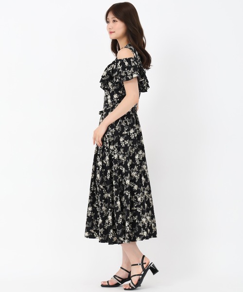 MISCH MASCH(ミッシュマッシュ)の「オープンショルダーラッフル2wayワンピース(ワンピース・レディース・ホワイト/ブラック/ブルー・S/M)」の16枚目の写真