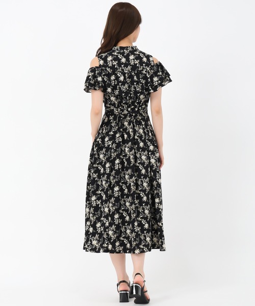 MISCH MASCH(ミッシュマッシュ)の「オープンショルダーラッフル2wayワンピース(ワンピース・レディース・ホワイト/ブラック/ブルー・S/M)」の17枚目の写真