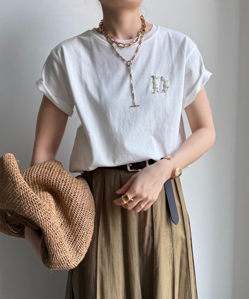 DouDou（ドゥドゥ）の「DビジューTEE（Tシャツ/カットソー・レディース・オフホワイト/グレー/チャコールグレー/ライトベージュ・FREE）」の2枚目の写真