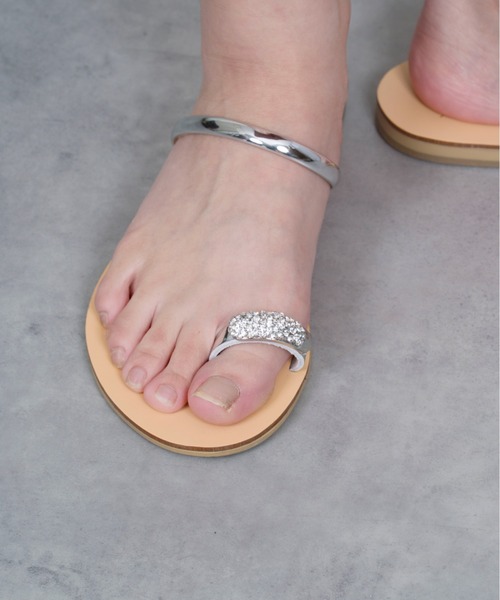 NICOLAS LAINAS（ニコラスライナス）の「【NICOLAS LAINAS】フラットトングサンダル（サンダル・レディース・シルバー/ブラック×ゴールド/ゴールド・37/38/36）」の6枚目の写真