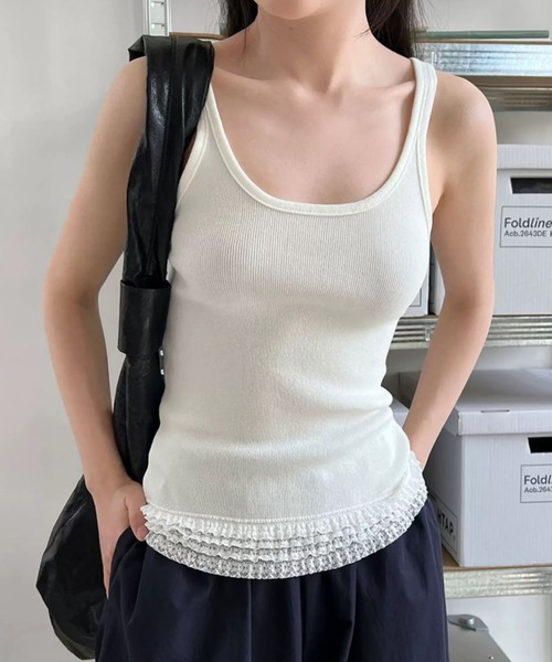 ampm(エーエムピーエム)の「裾フリル付きタンクトップ(タンクトップ・レディース・ブラック/ブラック系その他/ホワイト・FREE)」の1枚目の写真