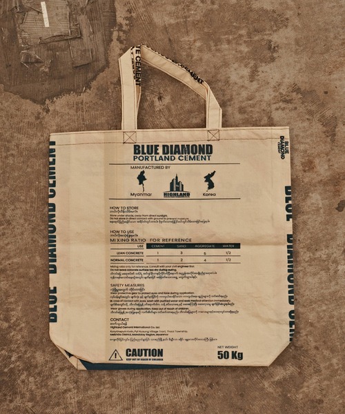 ALL RUNS(オールランズ)の「Recycled Comentbag TOTE:MEDIUM(トートバッグ・メンズ・レッド系2/ブルー系2/ブルー系1/レッド系3/レッド系1・ONE SIZE)」の7枚目の写真