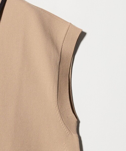 UNITED ARROWS（ユナイテッドアローズ）の「ミニマル フリル ベスト（ベスト・レディース・オフホワイト/ネイビー/ブラック/ダークグレー/ベージュ・FREE）」の22枚目の写真