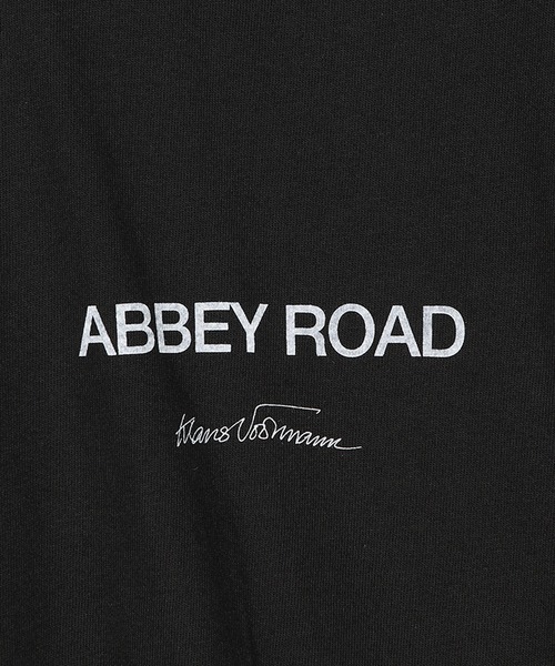 MEN'S BIGI（メンズビギ）の「【THE CULTURE CODE x Klaus Voormann x MEN'S BIGI / ザ・カルチャーコード x クラウス・フォアマン x メンズビギ】 別注プリントTシャツ＜Abbey Road＞（Tシャツ/カットソー・メンズ・ホワイト/ブラック・02/03/04）」の4枚目の写真
