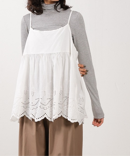 emesuelee(エメスーリー)の「スカラップ刺繍 キャミソールビスチェ(キャミソール・レディース・ブラック/モカ/ブルー/アイボリー・フリー)」の2枚目の写真