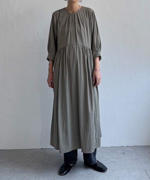 LBC(エルビーシー)の「タックフレアワンピース(ワンピース・レディース・ブラウン/チャコールグレー/エメラルド・M)」の3枚目の写真