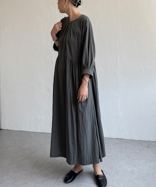 LBC(エルビーシー)の「タックフレアワンピース(ワンピース・レディース・ブラウン/チャコールグレー/エメラルド・M)」の5枚目の写真