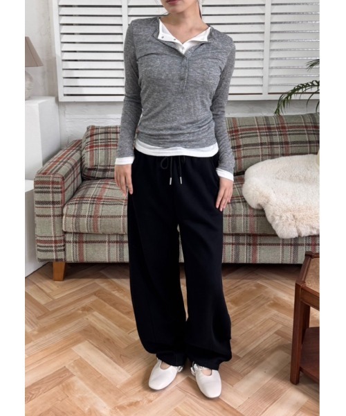 FMiBL（ファミル）の「ダブルカラーヘンリーネックトップス（Tシャツ/カットソー・レディース・グレー/ブラック・FREE）」の11枚目の写真