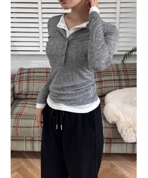 FMiBL（ファミル）の「ダブルカラーヘンリーネックトップス（Tシャツ/カットソー・レディース・グレー/ブラック・FREE）」の8枚目の写真