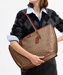 COACH（コーチ）の「タクシー トート バッグ・シグネチャー キャンバス（トートバッグ・メンズ）」
