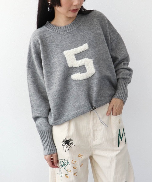 Three Four Time（ｽﾘｰﾌｫｰﾀｲﾑ）の「ジャガードナンバーロゴショートプルオーバー（スウェット・レディース・オフホワイト/グレー・FREE）」の2枚目の写真