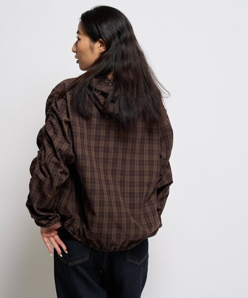 WHO'S WHO gallery（フーズフーギャラリー）の「ギャザーフードシャツブルゾン（ブルゾン・レディース・ブラック/ブラック系その他/ブラウン/ホワイト・FREE）」の5枚目の写真