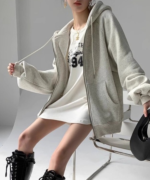 cammie(キャミー)の「カンガルーポケットオーバーサイズパーカー(パーカー・レディース・アイボリー/ブラック/ライトグレー・M/L)」の3枚目の写真