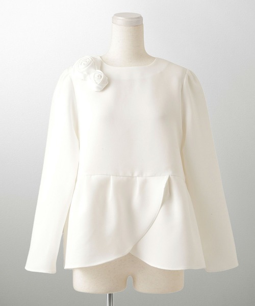 HUIT bouquet(ユイット)の「バラモチーフ クロス トップス HUIT(シャツ/ブラウス・レディース・ホワイト/ブラック・M)」の2枚目の写真