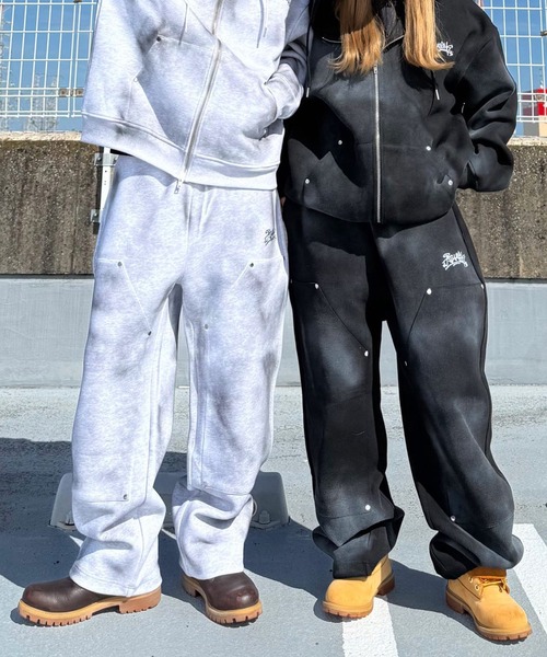 ATMARK(アットマーク)の「《2サイズ展開 / UNISEX 》ATMARK グラフィティロゴ スプレーリベット フルジップパーカー セットアップ可能(パーカー・レディース・ホワイト/ブラック・MEDIUM/LARGE)」の14枚目の写真