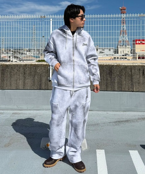 ATMARK(アットマーク)の「《2サイズ展開 / UNISEX 》ATMARK グラフィティロゴ スプレーリベット フルジップパーカー セットアップ可能(パーカー・レディース・ホワイト/ブラック・MEDIUM/LARGE)」の5枚目の写真