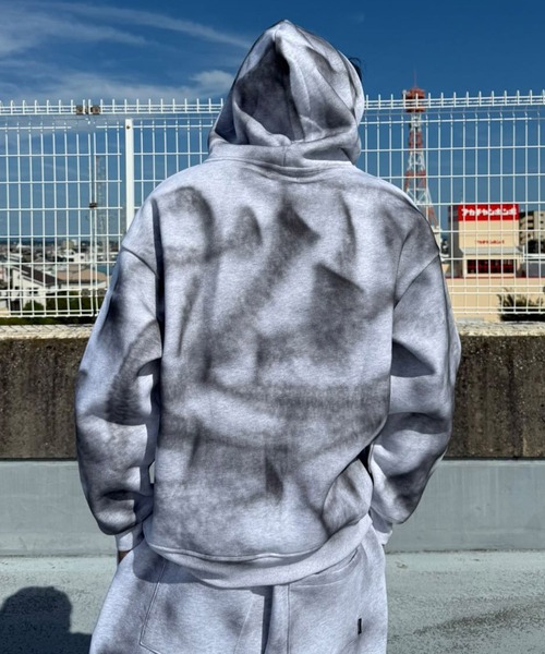 ATMARK(アットマーク)の「《2サイズ展開 / UNISEX 》ATMARK グラフィティロゴ スプレーリベット フルジップパーカー セットアップ可能(パーカー・レディース・ホワイト/ブラック・MEDIUM/LARGE)」の13枚目の写真
