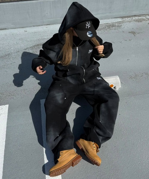 ATMARK(アットマーク)の「《2サイズ展開 / UNISEX 》ATMARK グラフィティロゴ スプレーリベット フルジップパーカー セットアップ可能(パーカー・レディース・ホワイト/ブラック・MEDIUM/LARGE)」の6枚目の写真