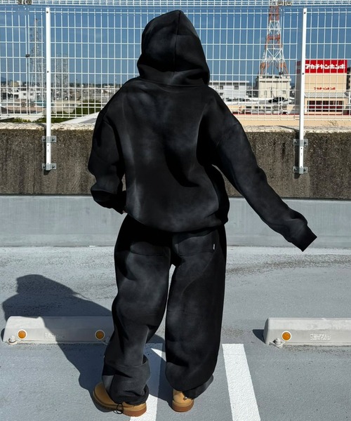 ATMARK(アットマーク)の「《2サイズ展開 / UNISEX 》ATMARK グラフィティロゴ スプレーリベット フルジップパーカー セットアップ可能(パーカー・レディース・ホワイト/ブラック・MEDIUM/LARGE)」の7枚目の写真