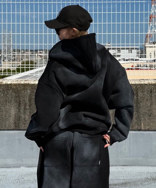 ATMARK(アットマーク)の「《2サイズ展開 / UNISEX 》ATMARK グラフィティロゴ スプレーリベット フルジップパーカー セットアップ可能(パーカー・レディース・ホワイト/ブラック・MEDIUM/LARGE)」の3枚目の写真