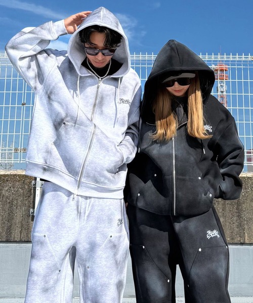 ATMARK(アットマーク)の「《2サイズ展開 / UNISEX 》ATMARK グラフィティロゴ スプレーリベット フルジップパーカー セットアップ可能(パーカー・レディース・ホワイト/ブラック・MEDIUM/LARGE)」の10枚目の写真