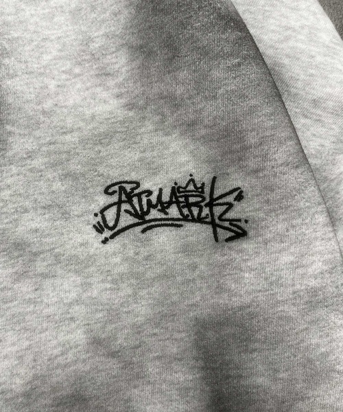 ATMARK(アットマーク)の「《2サイズ展開 / UNISEX 》ATMARK グラフィティロゴ スプレーリベット フルジップパーカー セットアップ可能(パーカー・レディース・ホワイト/ブラック・MEDIUM/LARGE)」の21枚目の写真