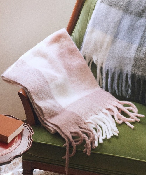 earth music&ecology(アースミュージックアンドエコロジー)の「ブロックチェックマフラー(マフラー・レディース・グレー/ピンク・F)」の1枚目の写真