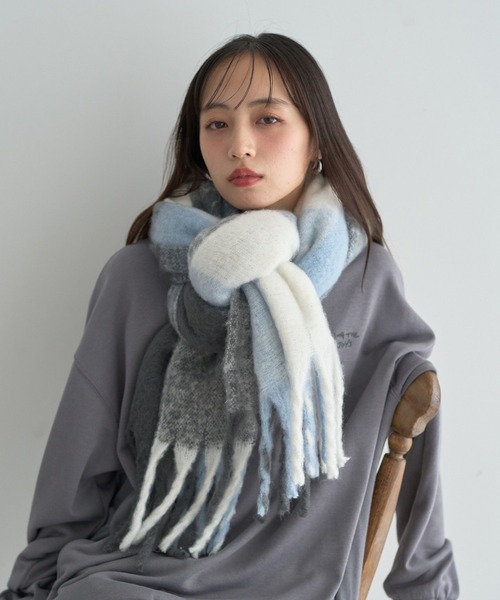 earth music&ecology(アースミュージックアンドエコロジー)の「ブロックチェックマフラー(マフラー・レディース・グレー/ピンク・F)」の4枚目の写真