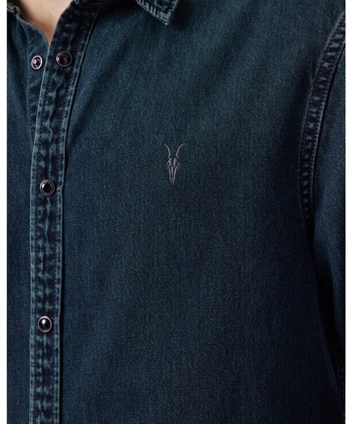 ALLSAINTS(オールセインツ)の「GLEASON RAMSKULL DENIM SHIRT | GLEASON ラムスカル デニム シャツ(シャツ/ブラウス・メンズ・ブルー系その他・XS/S/M/L)」の4枚目の写真