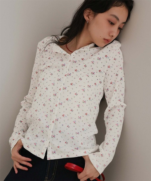 miette（ミエット）の「小花柄ワッフルカーディガン（カーディガン/ボレロ・レディース・アイボリー/オフホワイト/グレー・S/L/M）」の4枚目の写真