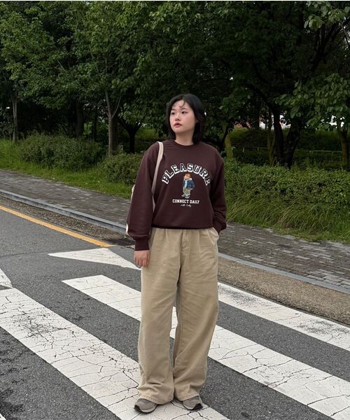 CHASECULT(チェイスカルト)の「共用キャラクターグラフィックスウェットシャツ-ブラウン(スウェット・メンズ・ブラウン・95/105/90/100)」の8枚目の写真