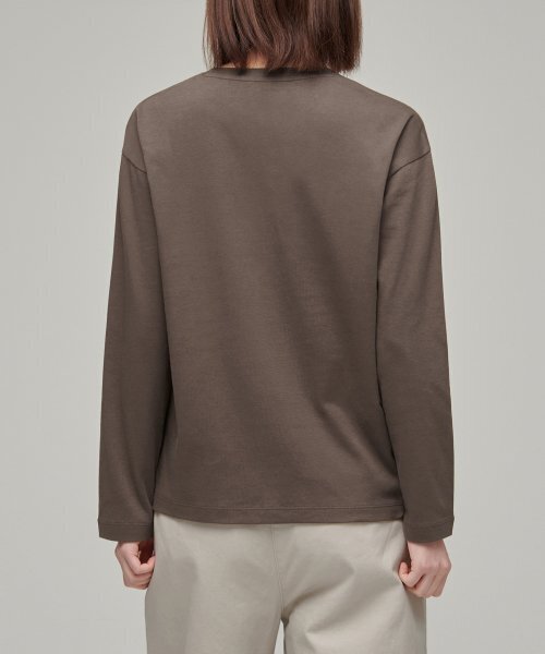 MUSINSA STANDARD WOMAN（ムシンサスタンダードウーマン）の「ウィメンズリラックスクルーネック長袖Tシャツ[トフィーブラウン]（Tシャツ/カットソー・レディース・その他・SMALL/MEDIUM/LARGE/X-LARGE/X-SMALL）」の2枚目の写真