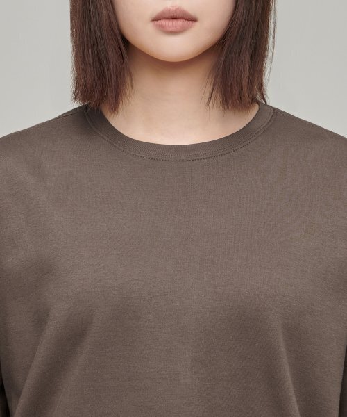 MUSINSA STANDARD WOMAN（ムシンサスタンダードウーマン）の「ウィメンズリラックスクルーネック長袖Tシャツ[トフィーブラウン]（Tシャツ/カットソー・レディース・その他・SMALL/MEDIUM/LARGE/X-LARGE/X-SMALL）」の3枚目の写真
