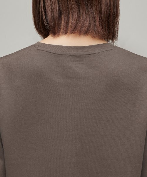 MUSINSA STANDARD WOMAN（ムシンサスタンダードウーマン）の「ウィメンズリラックスクルーネック長袖Tシャツ[トフィーブラウン]（Tシャツ/カットソー・レディース・その他・SMALL/MEDIUM/LARGE/X-LARGE/X-SMALL）」の4枚目の写真
