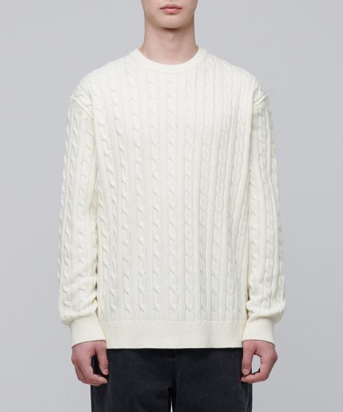 MUSINSA STANDARD(ムシンサスタンダード)の「ケーブルクルーネックニット【クリーム】(ニット/セーター・メンズ・その他・SMALL/MEDIUM/LARGE/X-LARGE/XX-LARGE)」の4枚目の写真