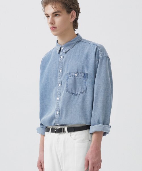 TRILLION（トリリオン）の「ストーンウォッシングオーバーサイズデニム長袖シャツ (BLEACH BLUE)（シャツ/ブラウス・レディース・その他・LARGE/X-LARGE/MEDIUM）」の2枚目の写真