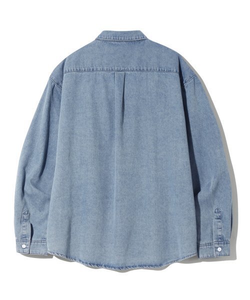 TRILLION（トリリオン）の「ストーンウォッシングオーバーサイズデニム長袖シャツ (BLEACH BLUE)（シャツ/ブラウス・レディース・その他・LARGE/X-LARGE/MEDIUM）」の4枚目の写真