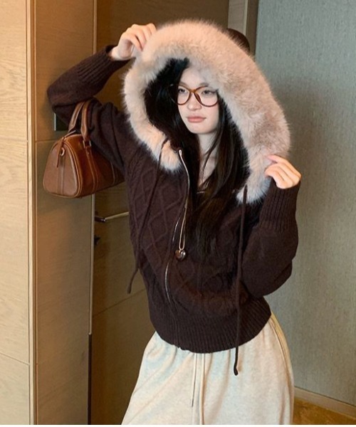 gossip!ロサンゼルス(ゴシップロサンゼルス)の「2WAYファー フードニットパーカー Y2K(パーカー・レディース・ダークブラウン・M)」の4枚目の写真