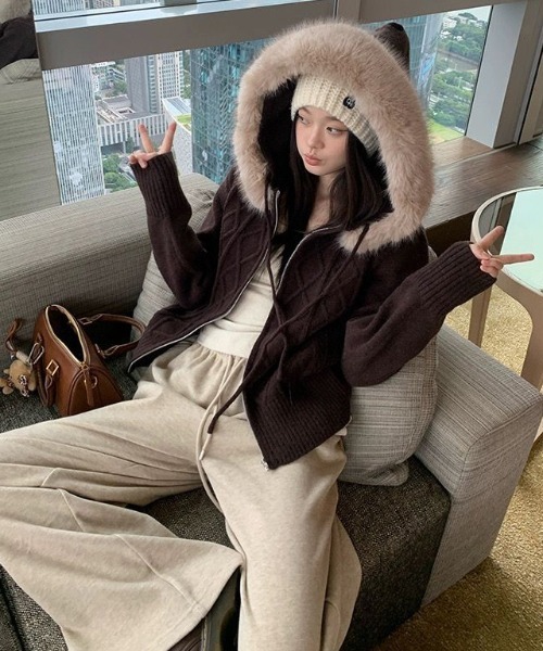 gossip!ロサンゼルス(ゴシップロサンゼルス)の「2WAYファー フードニットパーカー Y2K(パーカー・レディース・ダークブラウン・M)」の3枚目の写真