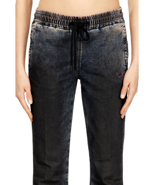 DIESEL（ディーゼル）の「ウィメンズ デニムパンツ ジョグジーンズ 2069 D-EBBEY JOGG（デニムパンツ・レディース・インディゴブルー・25inch/27inch/29inch/31inch/23inch）」の2枚目の写真